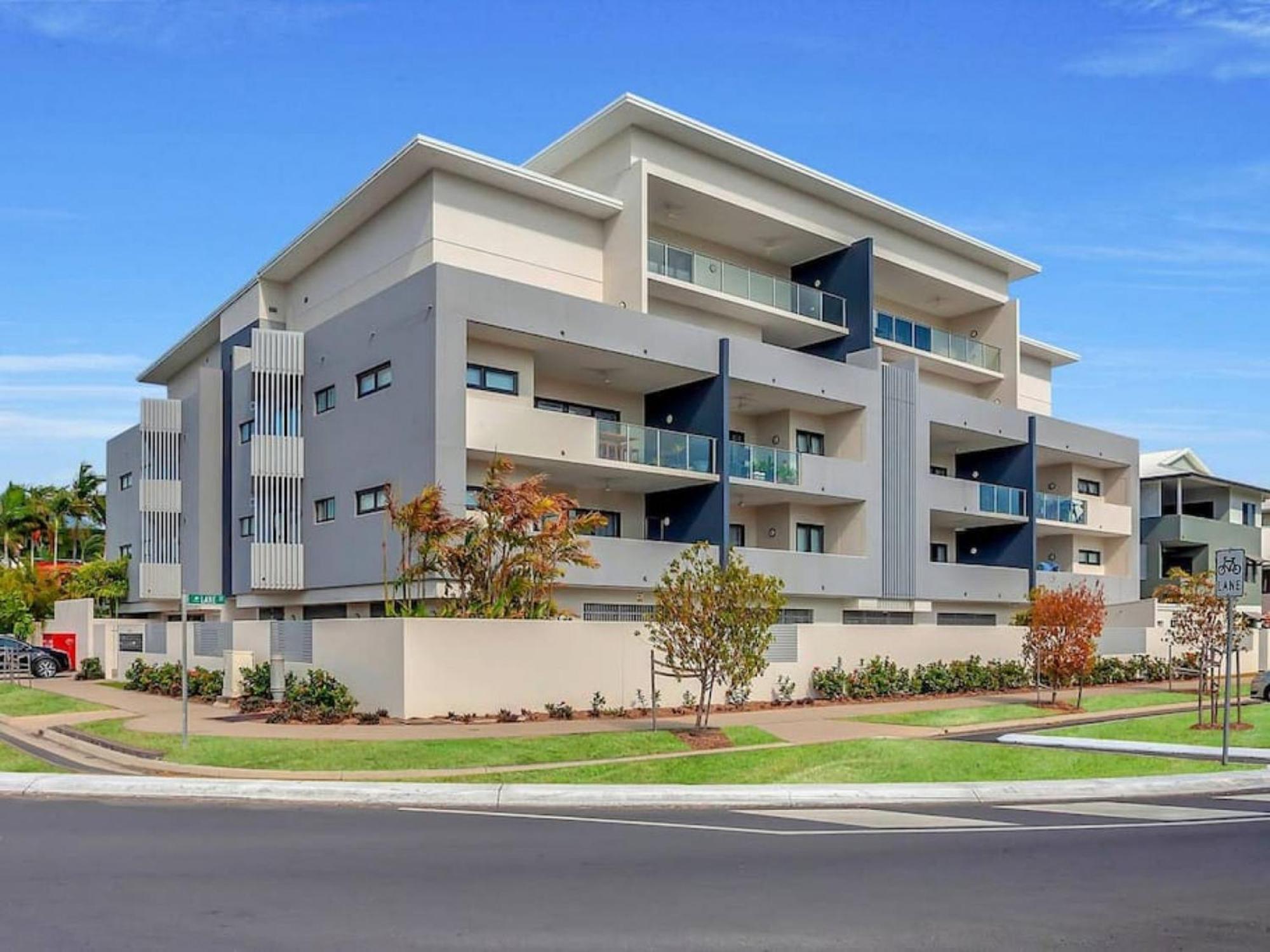 Coastal 2-Bed With Parking & Pool By The Ocean Apartment Cairns Exterior photo