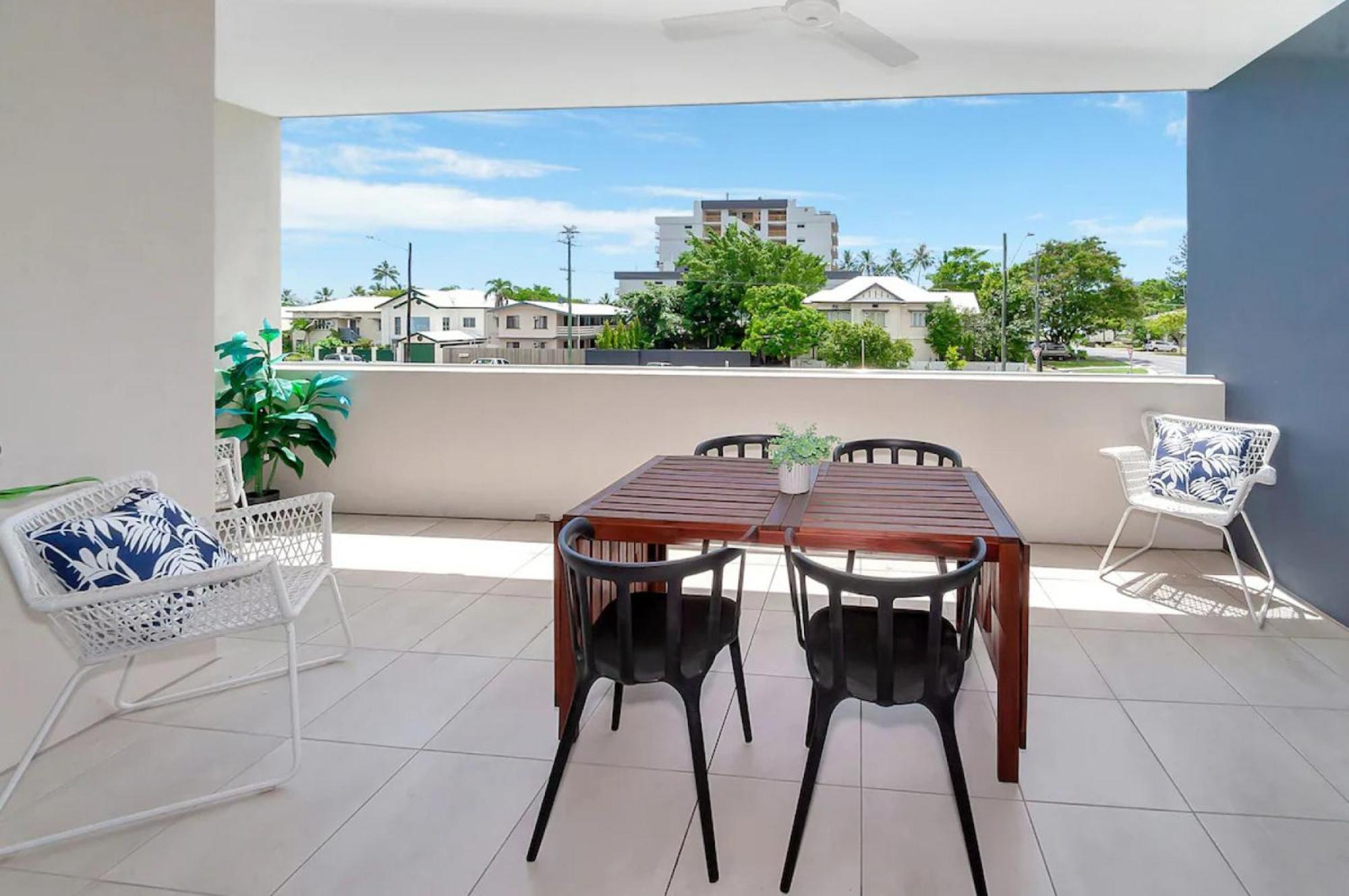 Coastal 2-Bed With Parking & Pool By The Ocean Apartment Cairns Exterior photo